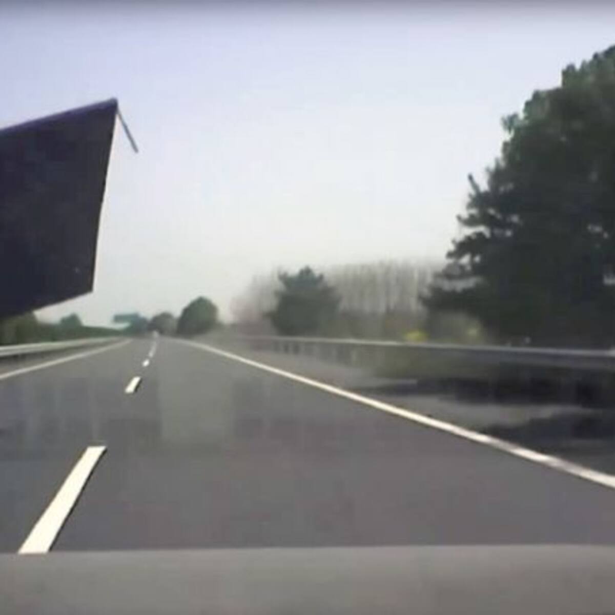 Gran lámina de metal impacta contra su auto y sale ileso