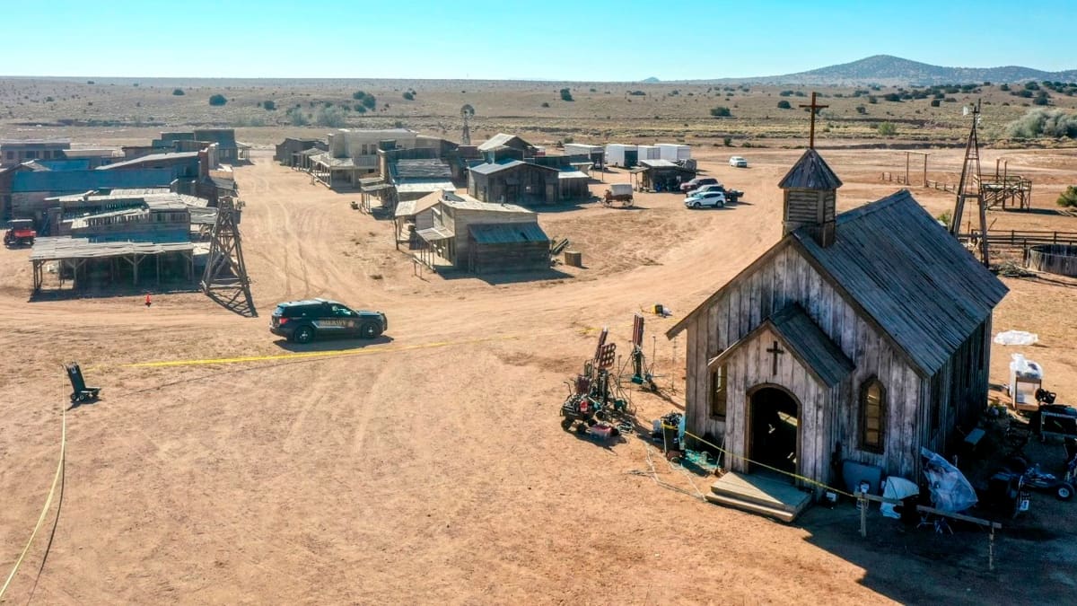 Asistente de Alec Baldwin confirmó que no revisó el arma antes de grabar