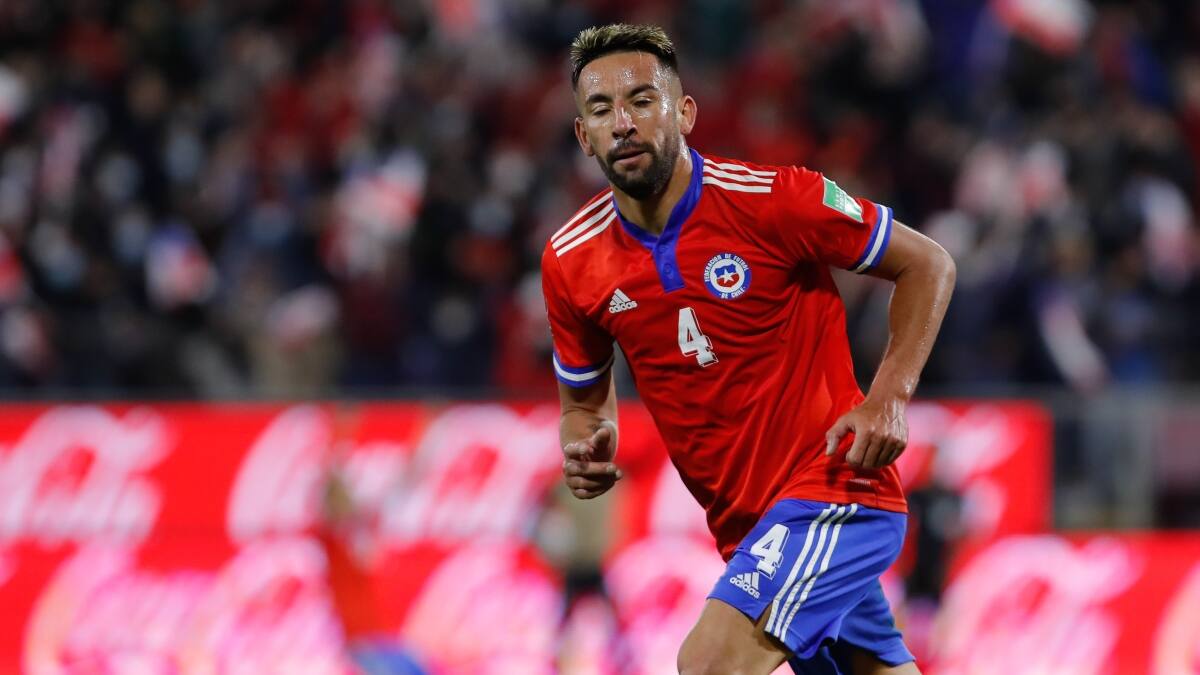 Mauricio Isla se pierde el partido con Paraguay por ser contacto estrecho de caso Covid-19 positivo