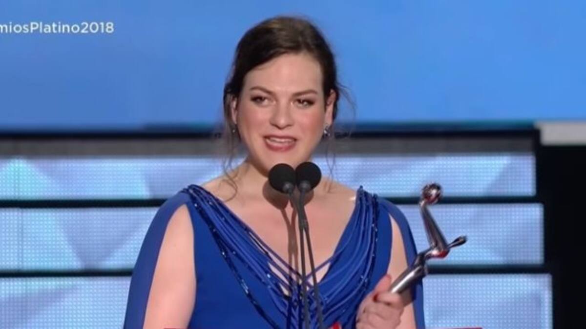 Así fue la dolorosa caída de Daniela Vega en los Premios Platino