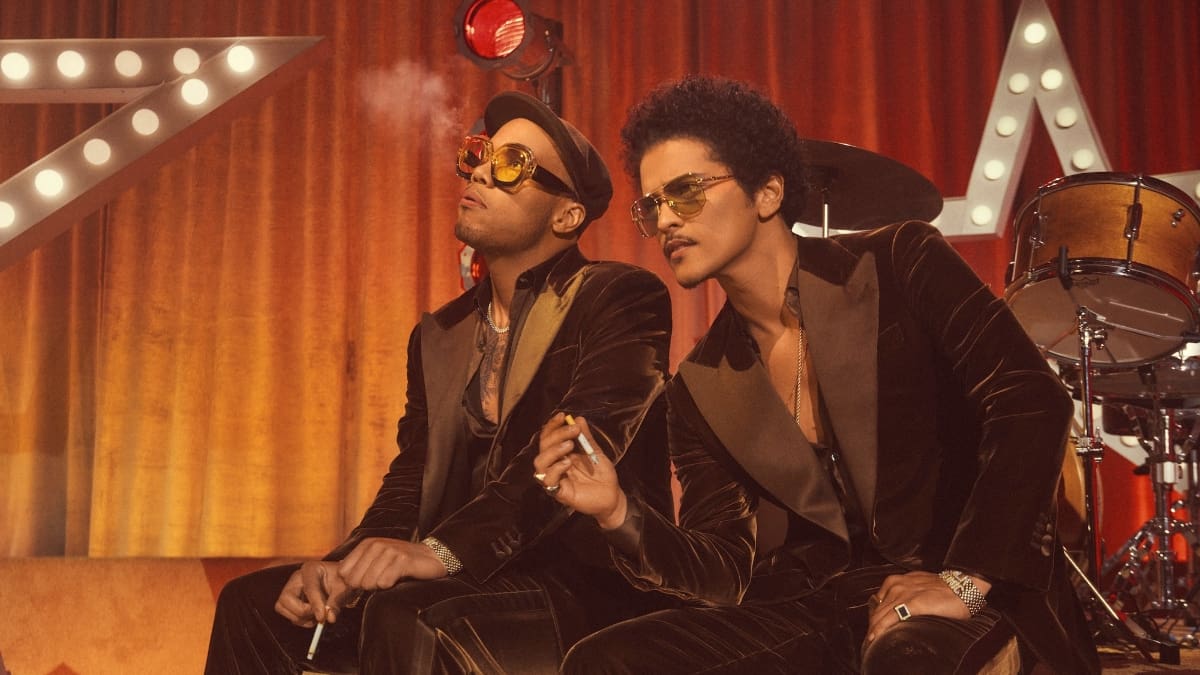 Bruno Mars estrena “Smokin Out The Window” de Silk Sonic