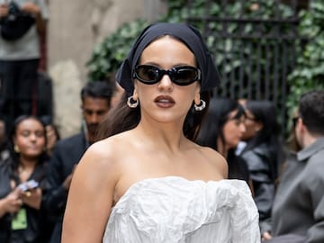 Rosalía le regala copia de "LUX" a leyenda de la música argentina