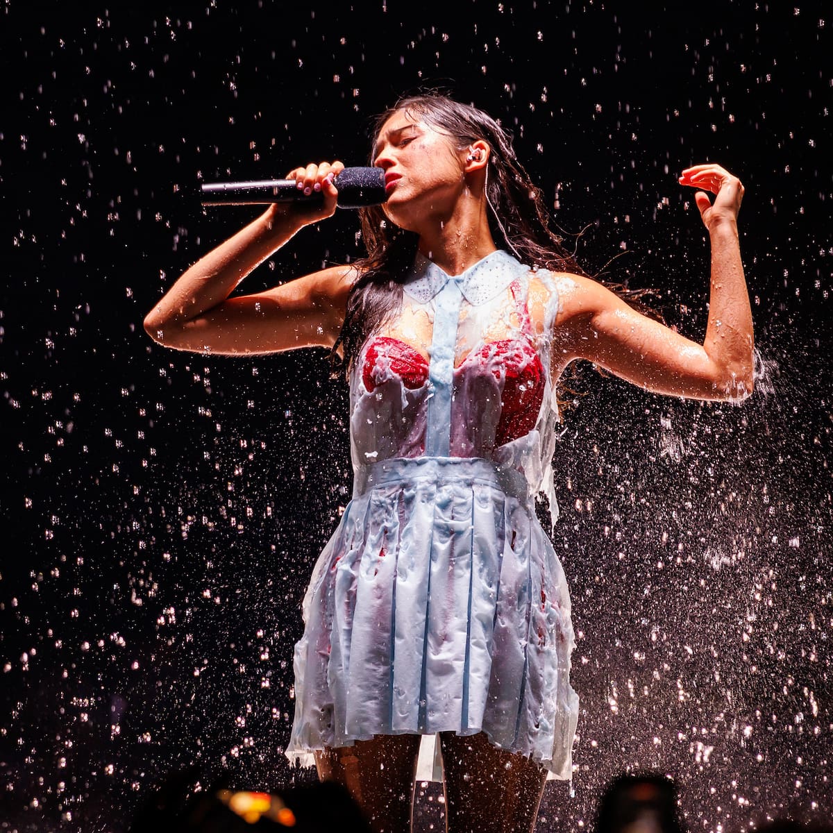 ¿Cómo se “derrite” el vestido de Olivia Rodrigo? Su diseñador revela el secreto detrás del momento viral