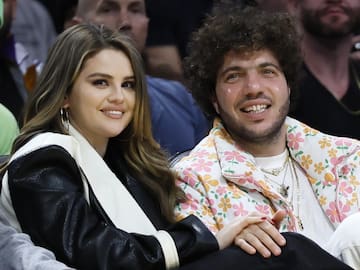 Selena Gomez y Benny Blanco se unen para medir su capacidad al picante en “Hot Ones”