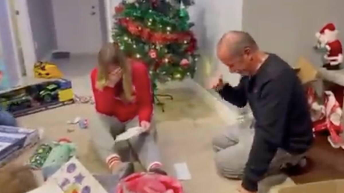 ¡Lloraron de emoción! Streamer pagó la hipoteca de sus padres como regalo navideño