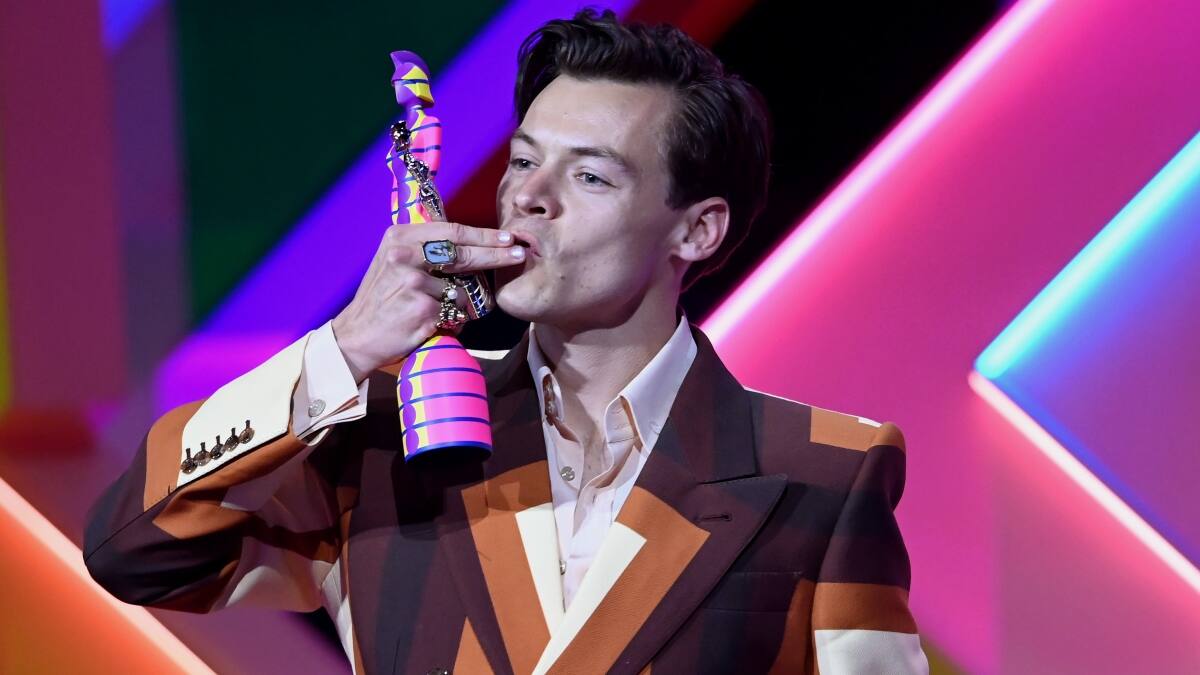 ¡Pero qué fachero! Harry Styles es tendencia por su notable look en los Premios Brit 2021