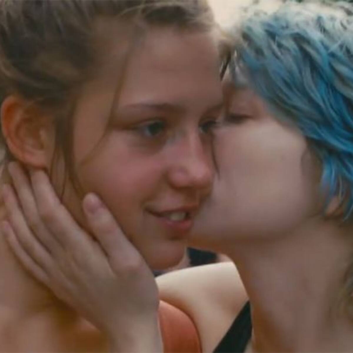 Según estudio TODAS las mujeres son bisexuales