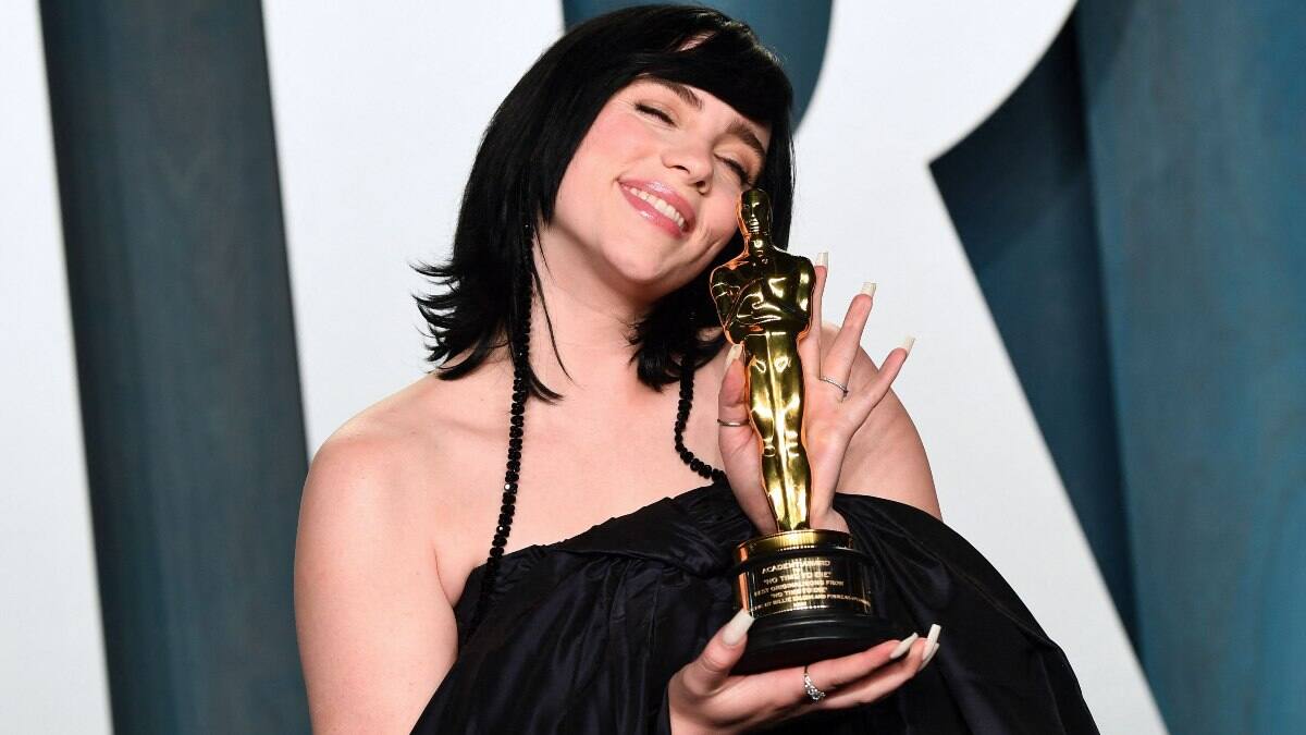 Billie Eilish ganó «triple corona» de los premios de música de cine