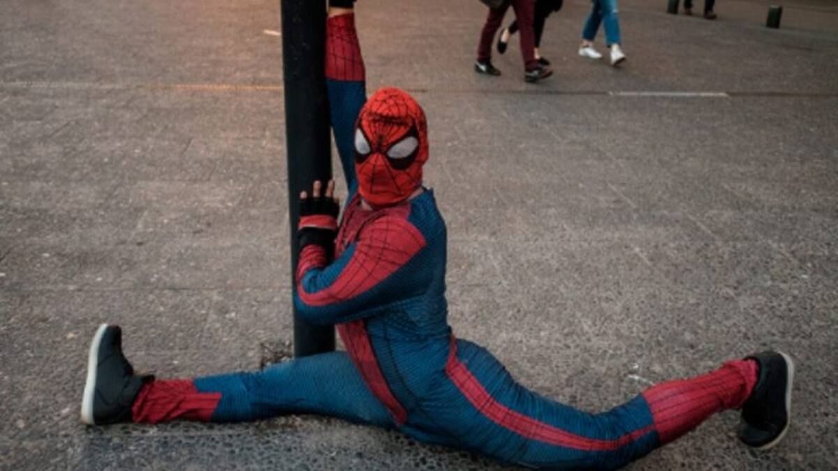 ¡Mi héroe! Sensual Spiderman separa una pelea en el Metro de Santiago
