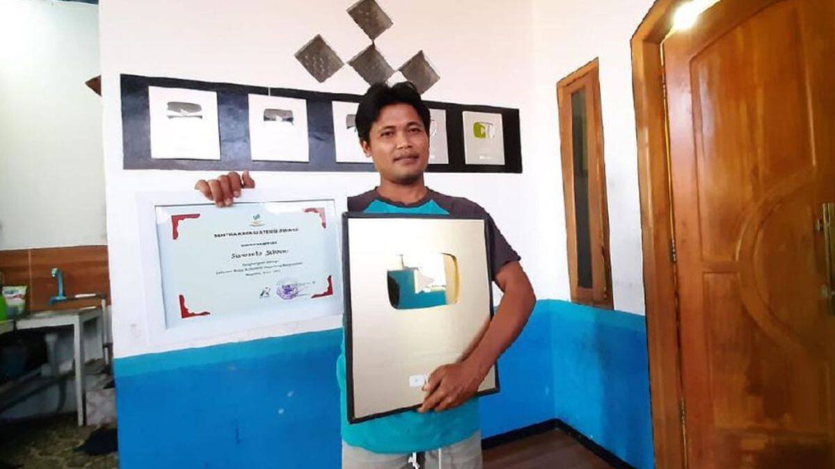 Mecánico indonesio transformó a su comunidad en un «pueblo de YouTubers»
