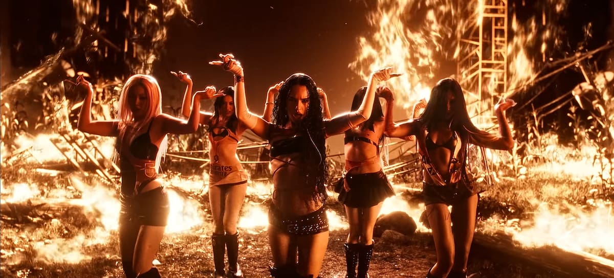 CL - Video "ICONIC BY MISTAKE"