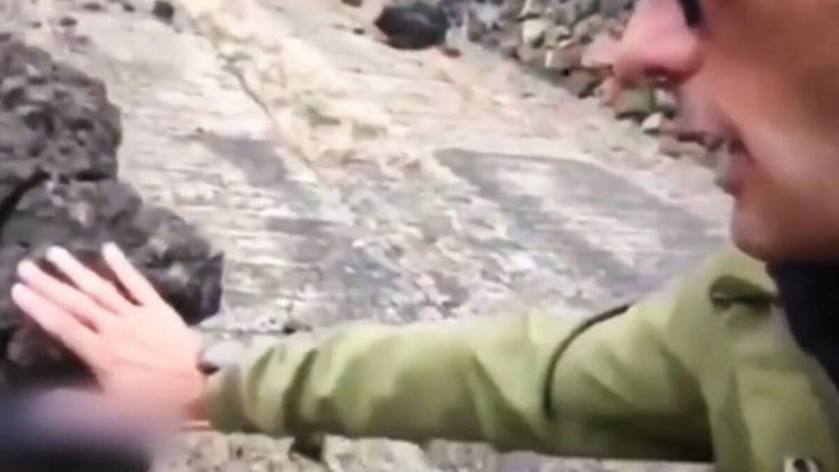 Hay que ser: Reportero se quemó la mano en vivo por tocar lava de volcán en España
