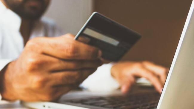 Un hombre realizando una compra 'online'