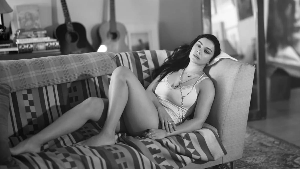 "Es realmente genial": la artista que recibió un emotivo elogio de Charli XCX tras años de amistad