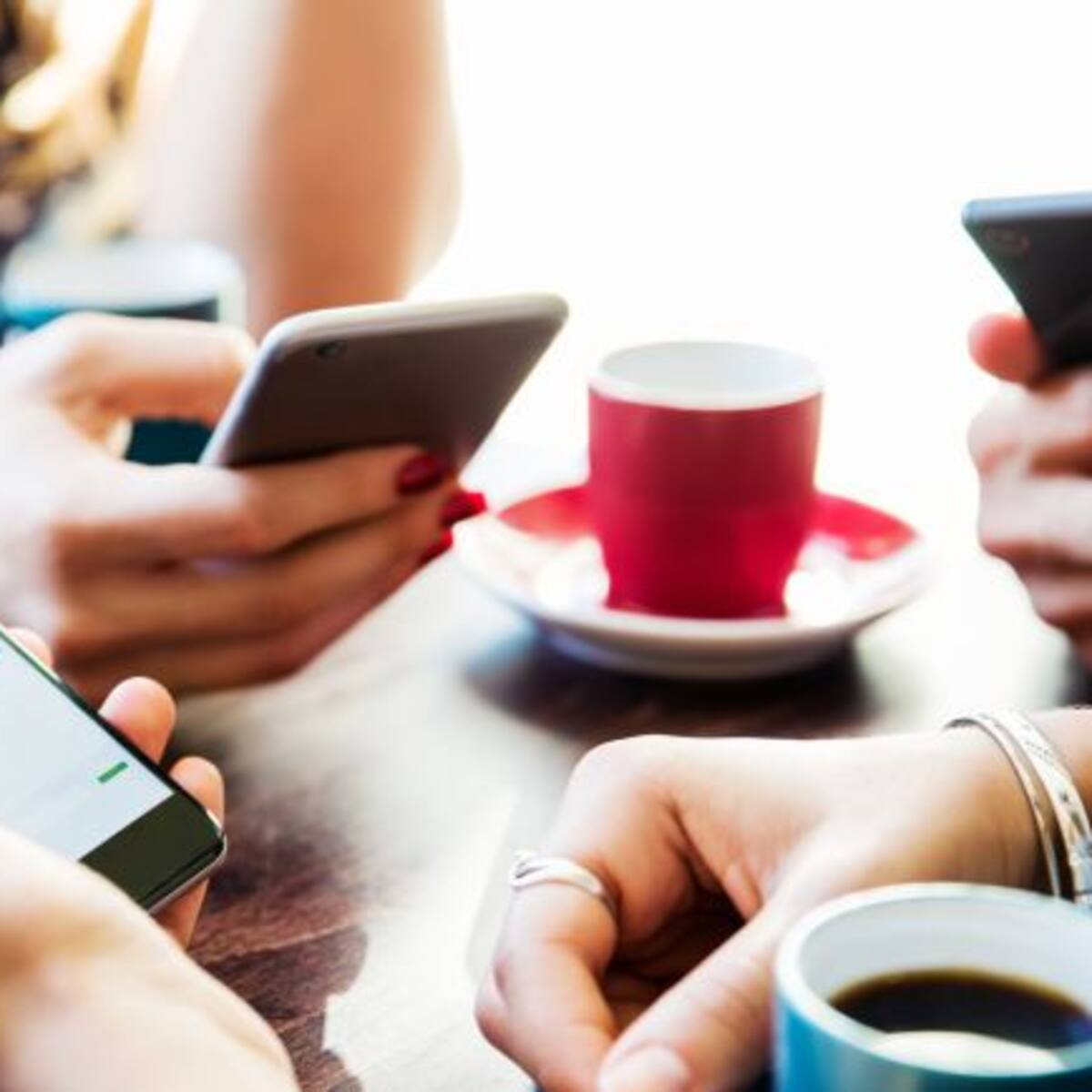 Jóvenes creen que su teléfono en su mejor amigo