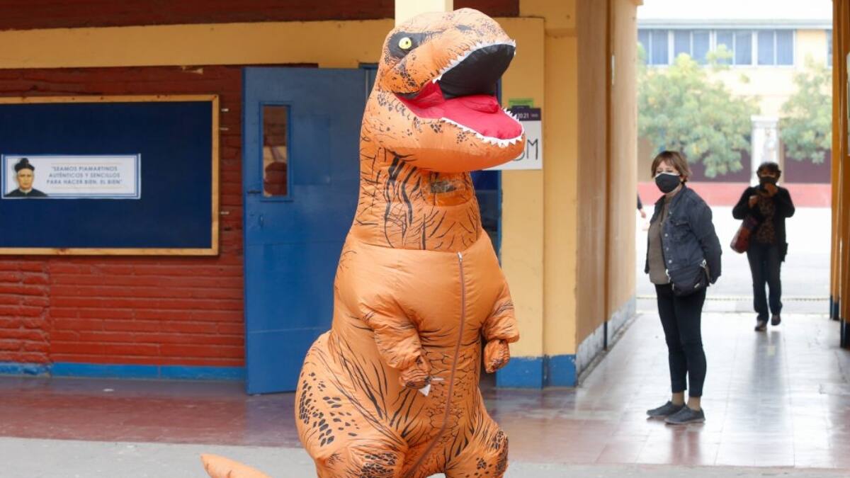 ¡Del jurásico a las urnas! Un nuevo dinosaurio revivió para cumplir su deber cívico y votar en Maipú