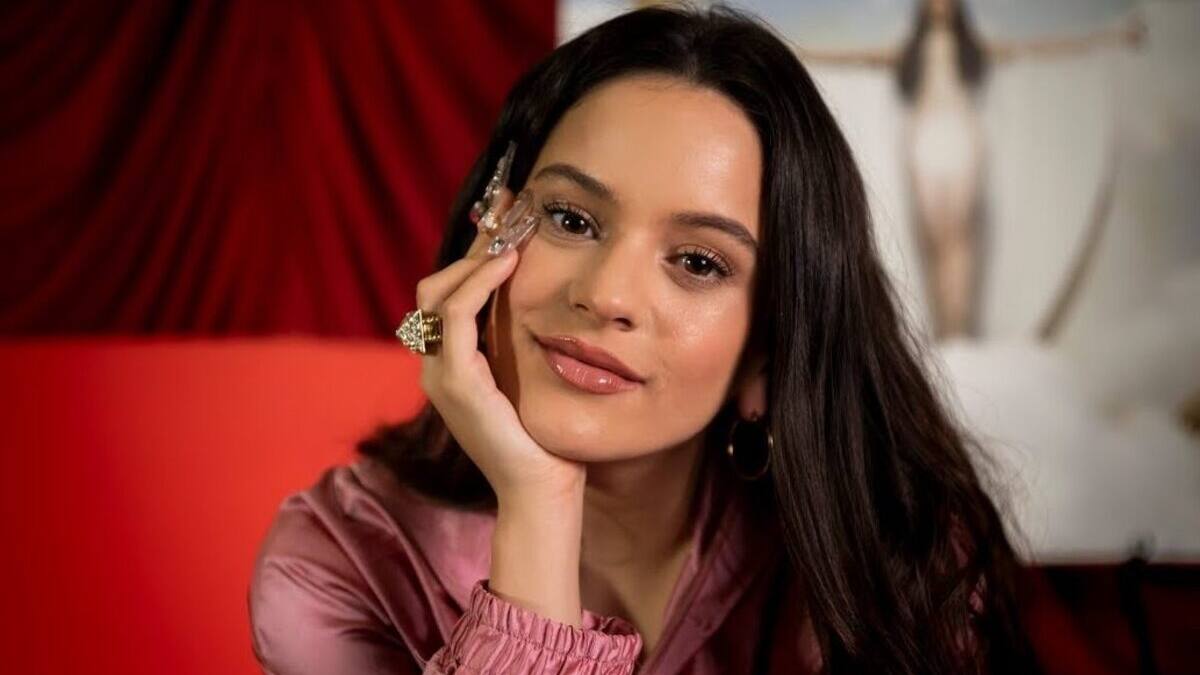 ¡Se pasó! Rosalía revoluciona las redes sociales con su nuevo vestido