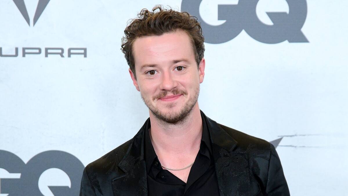 Joseph Quinn sorprende con discurso en español tras convertirse en Hombre del Año