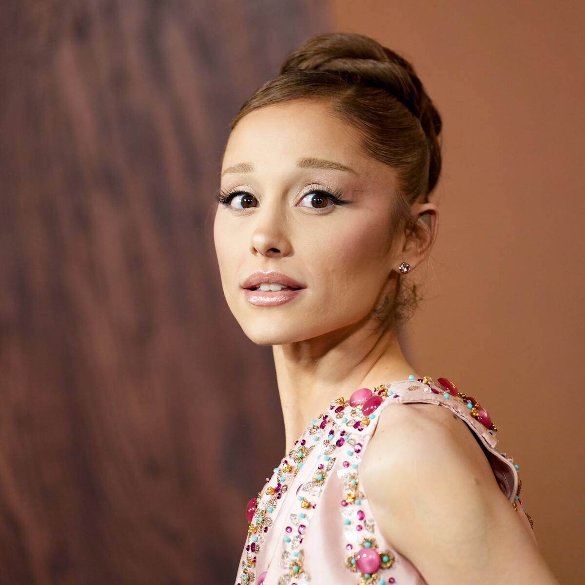 ¿Qué esconden estos títulos? Ariana Grande adelanta nuevas pistas de "petal"