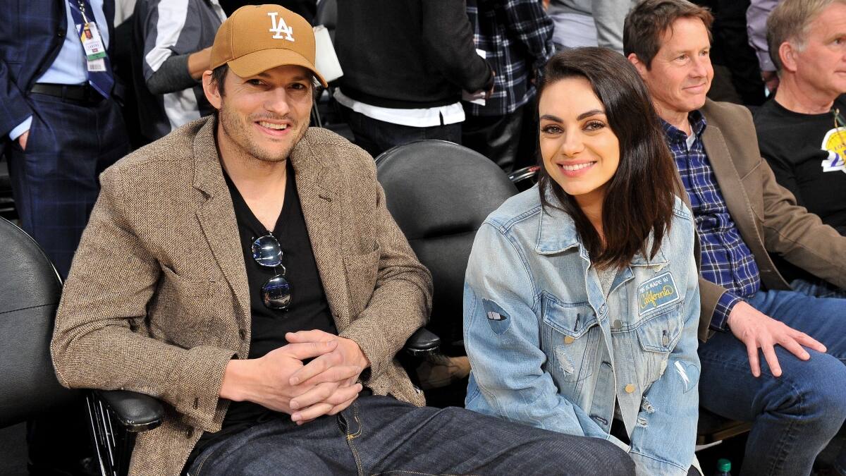 Mila Kunis y Ashton Kutcher responden a las críticas bañando a sus hijos