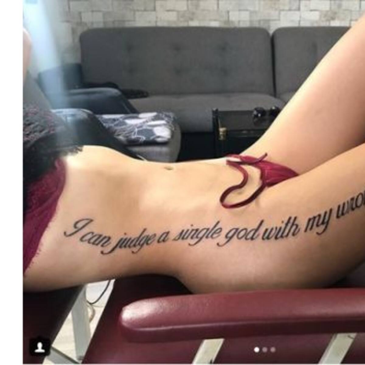 Estrella de televisión se hace un tatuaje mal traducido y es blanco de burlas