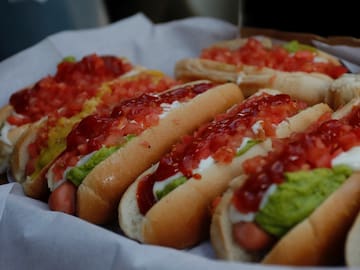 Día del Completo 2025: ¿El tomate va arriba o debajo de la palta? Cocineros y expertos en ciencia buscan ponerle fin a la discusión