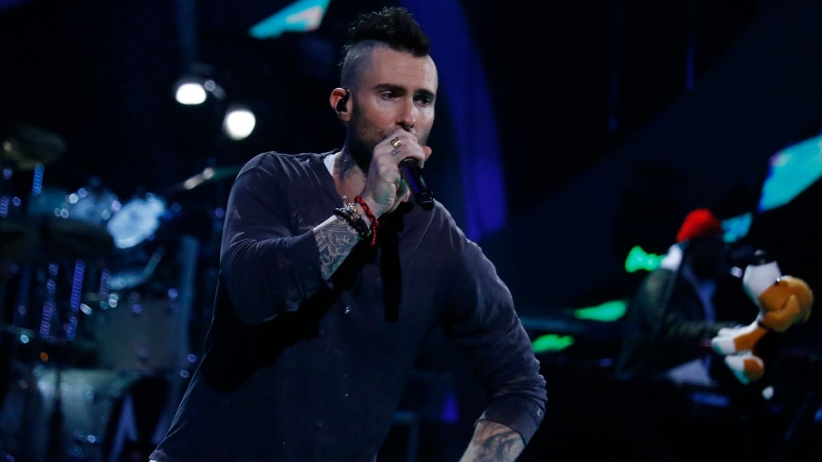 Adam Levine subió lindas fotos usando vestido junto a su esposa e hijas: Obviamente recibió comentarios chilenos