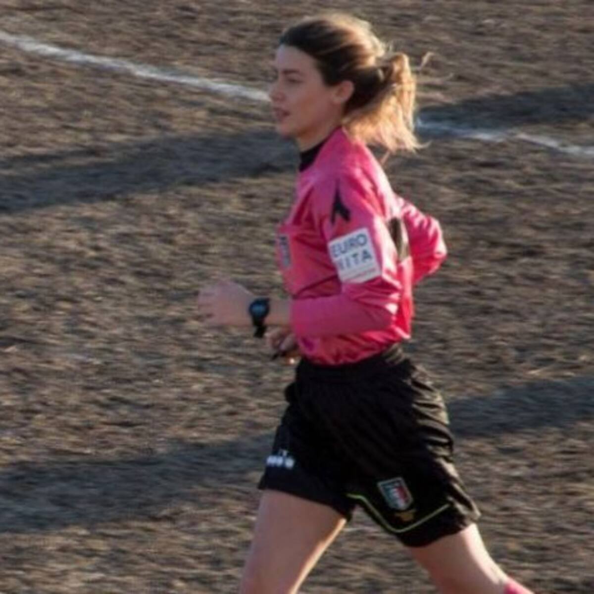 Árbitra italiana recibió ataques y cánticos machistas en pleno partido