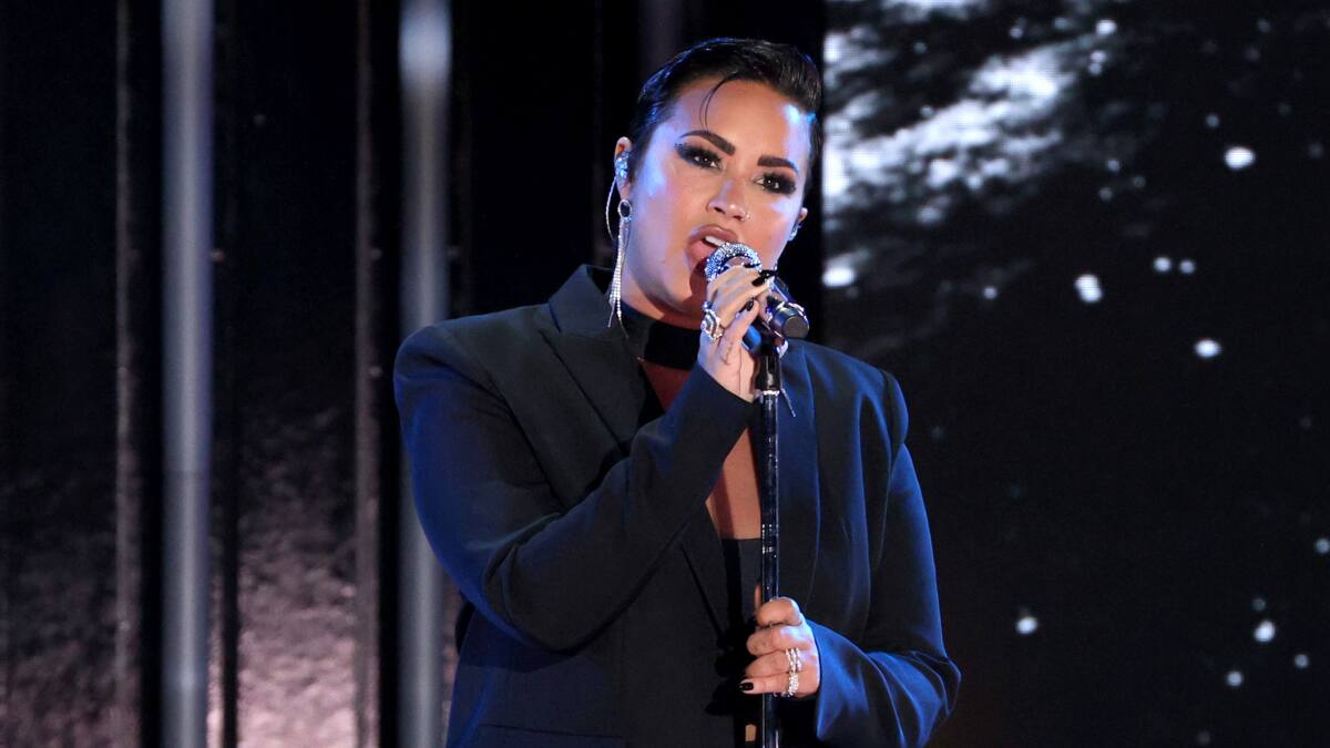 Demi Lovato montó un funeral en honor a su música pop