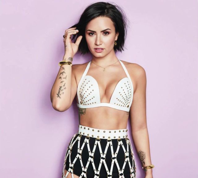 Demi Lovato sorprende con tremendo escote — LOS40 Chile