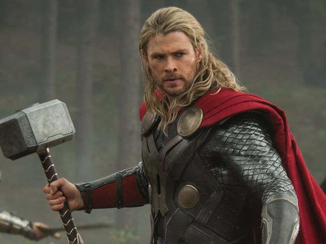 Thor som håller i sin hammare Mjölner