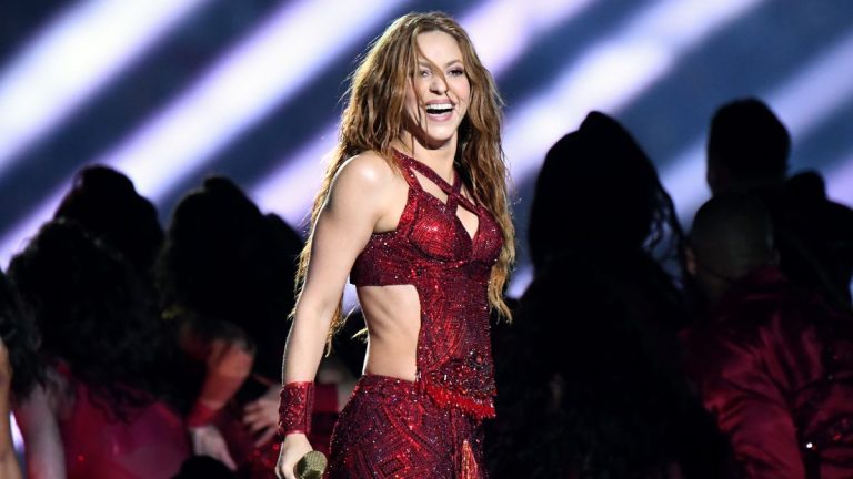 Shakira Luce Deslumbrante En La Nueva Portada De Cosmopolitan