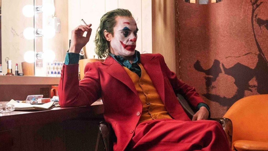 Todd Phillips comparte fotos de Joaquin Phoenix con libreto de "Joker2"