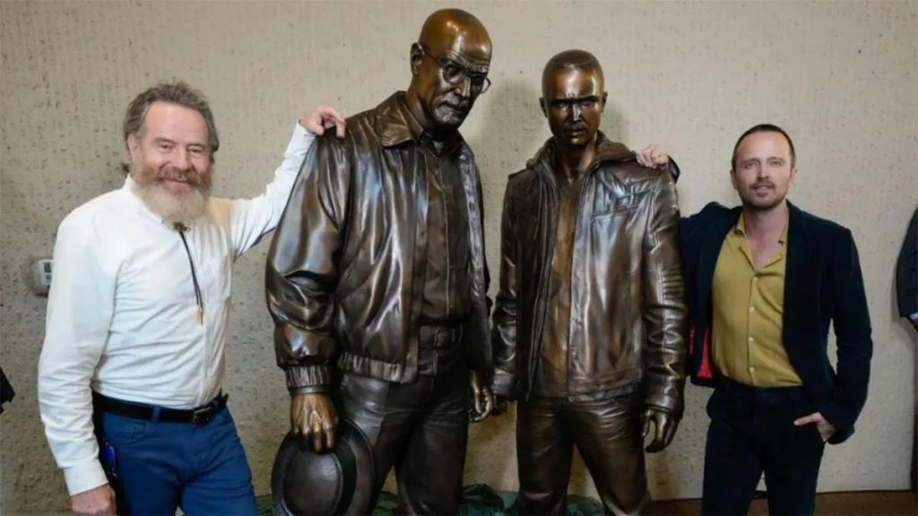 Bryan Cranston y Aaron Paul inauguran sus estatuas de Breaking Bad