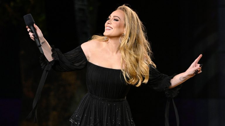 ¿Cuál es el récord que rompió Adele con su sencillo "Hello"?