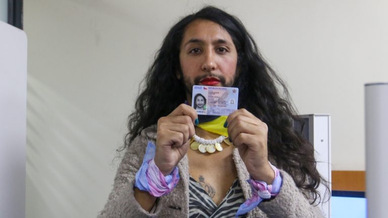 Shane Cienfuegos, La Primera Persona En Recibir Un Carnet De Identidad No Binaria En Chile