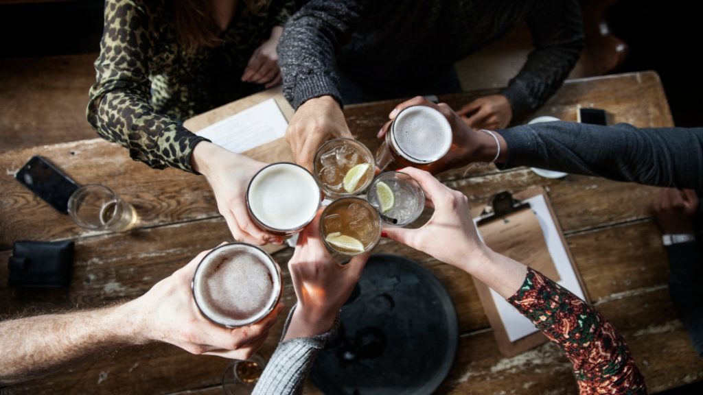 ¿Por qué a la gente le gusta emborracharse?: Esto pasa en tu cerebro