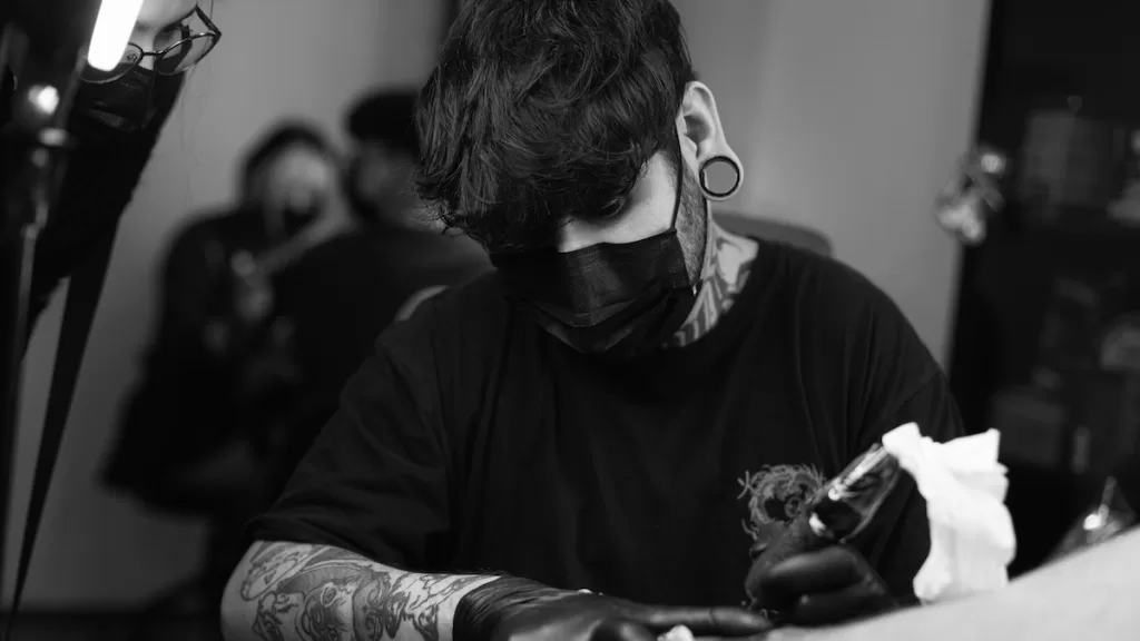 El chileno que viaja por el mundo haciendo tatuajes de Dragon Ball