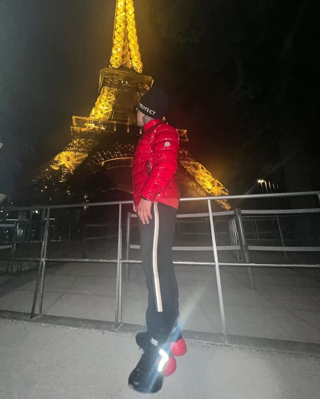 Pablo Chill-E en la Torre Eiffel en Francia
