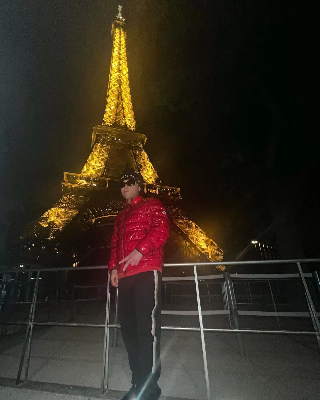 Pablo Chill-E en la Torre Eiffel en Francia 